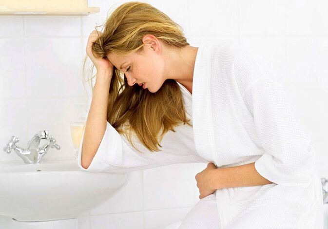 A woman is worried about the symptoms of cystitis in the form of frequent and painful urination.